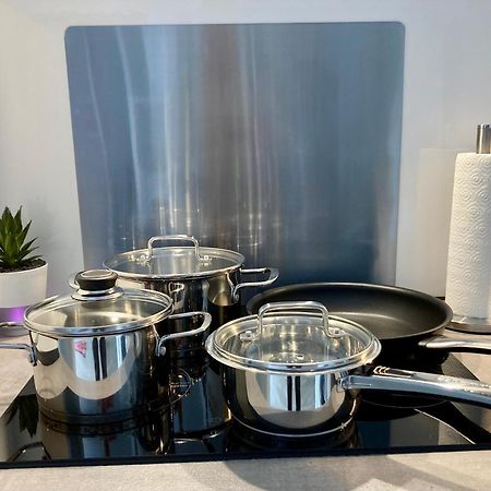 Living At Saarpartments -Adultsonly- 2 Bedrooms, Kitchen - Business & Holiday Apartments For Long- And Short Term Stay, 3 Min To Train Station, Secure E-Bike Parking! Saarbrücken Exteriör bild